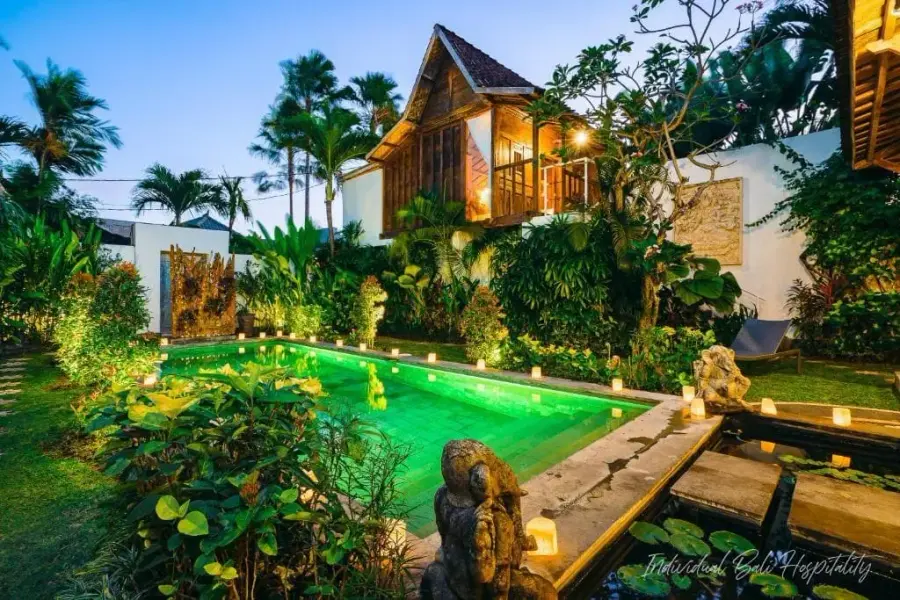Night settling over the pool, candles on the water
