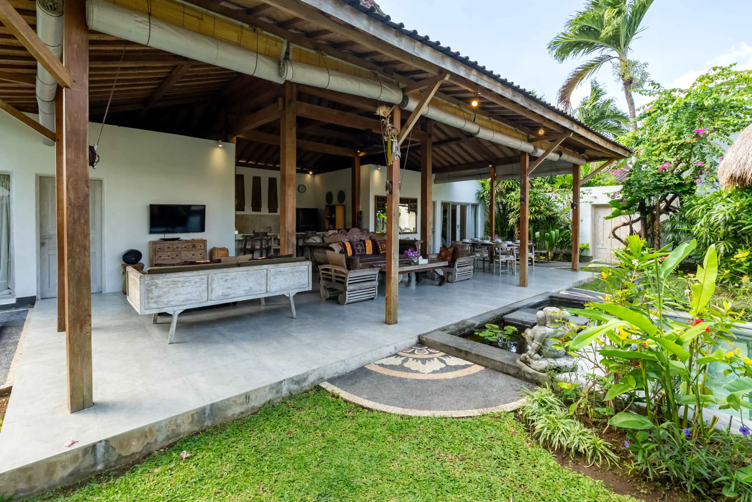 The garden & pool
